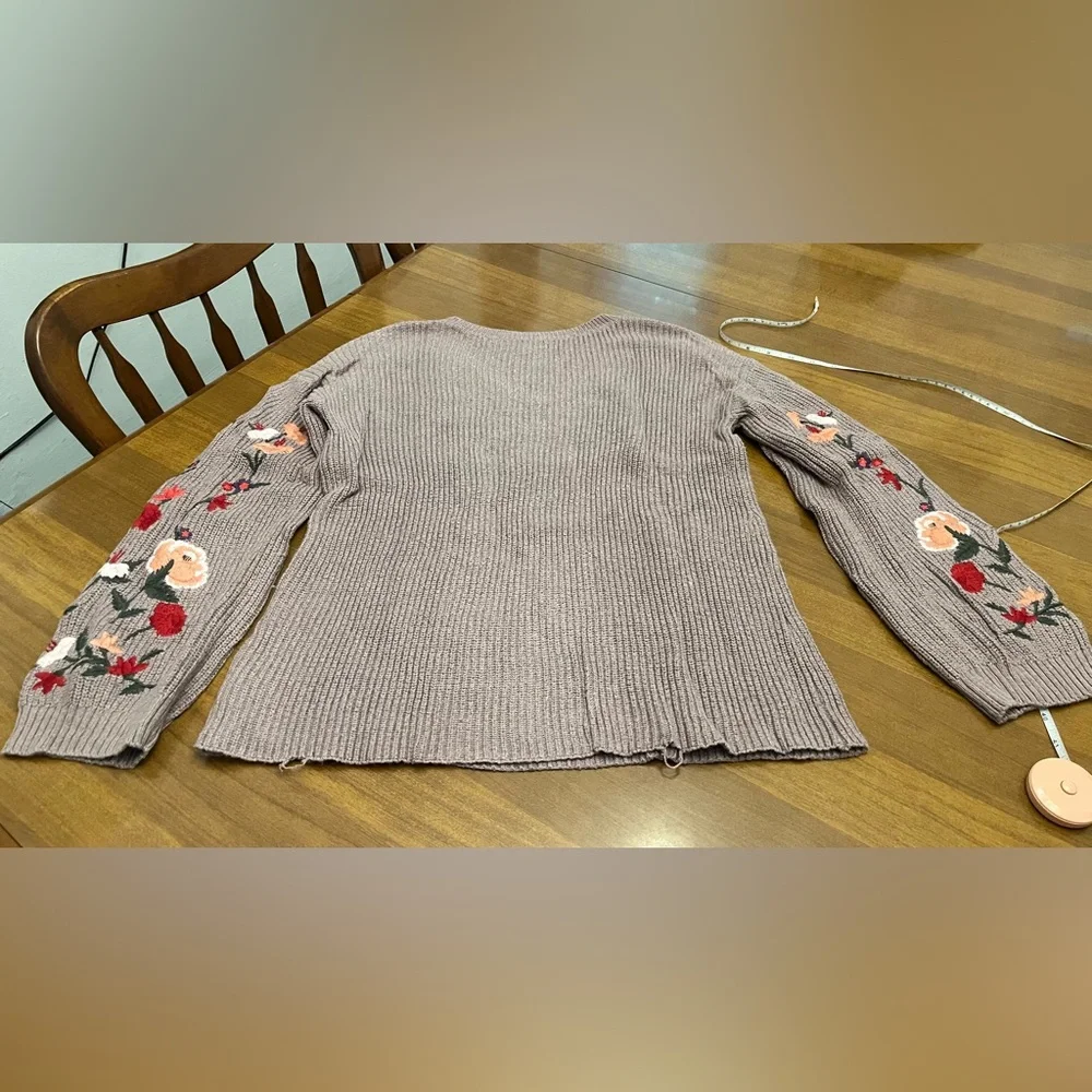 American Eagle v-neck sweater Size Small - Picture 8 of 13